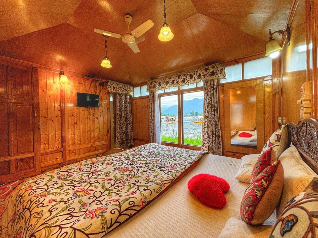 Готель White House Group Of Houseboats Срінагар Екстер'єр фото