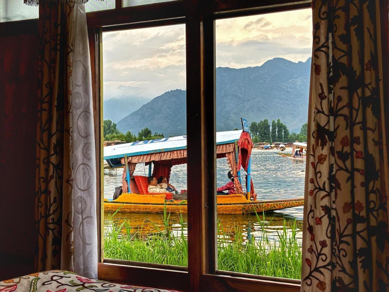Готель White House Group Of Houseboats Срінагар Екстер'єр фото