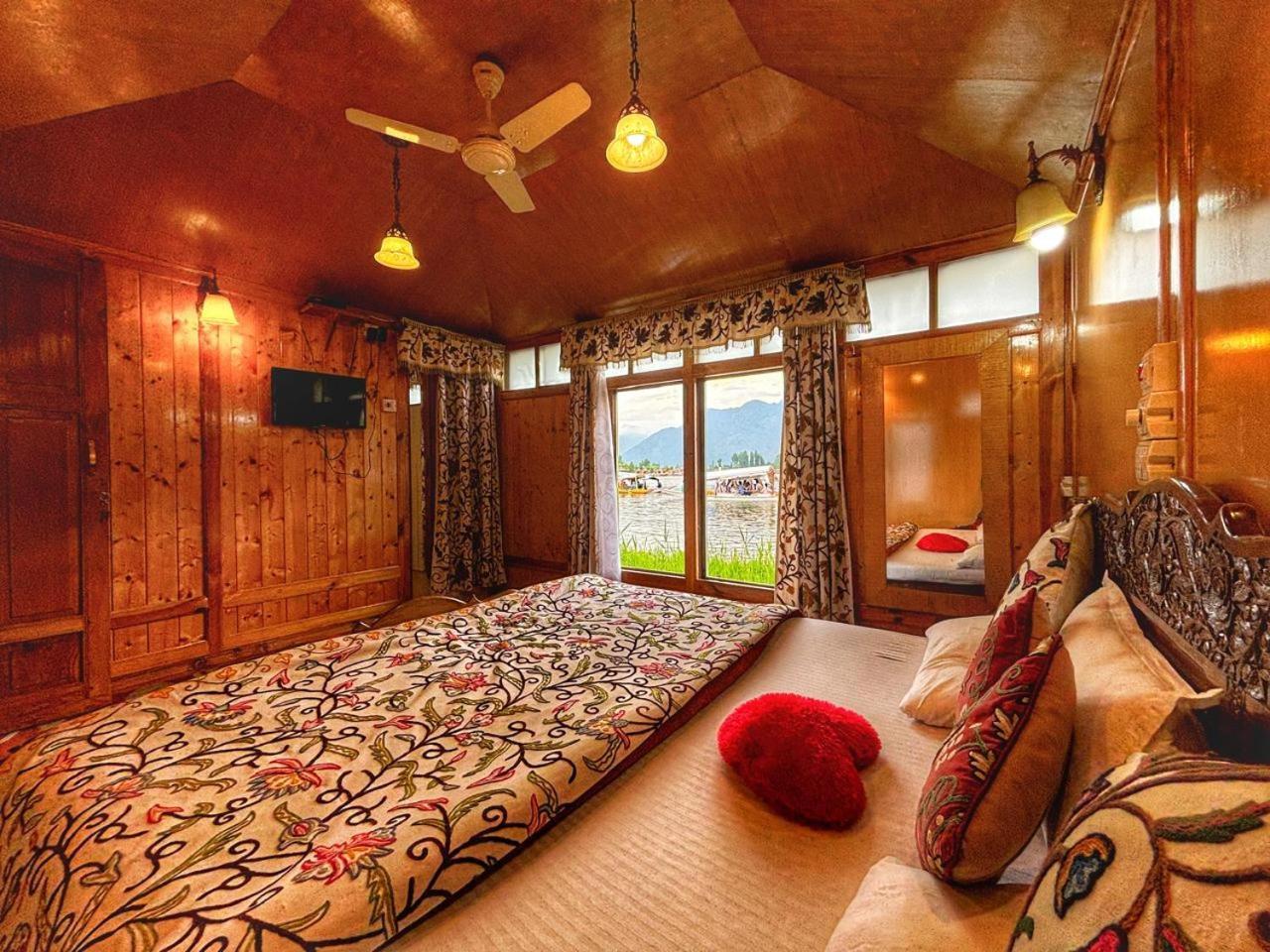 Готель White House Group Of Houseboats Срінагар Екстер'єр фото