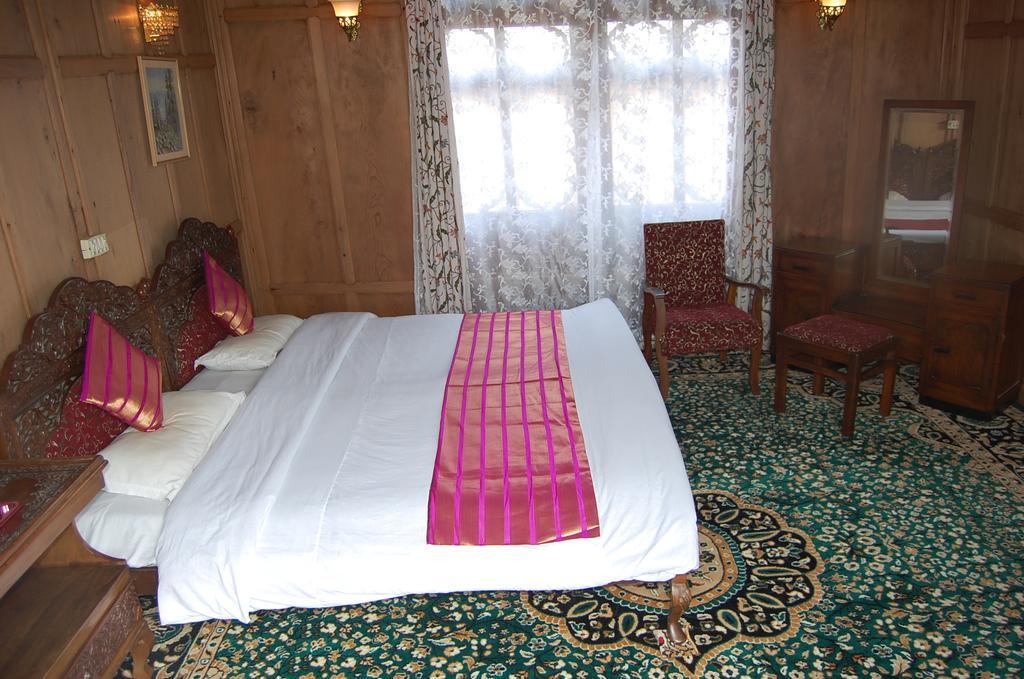 Готель White House Group Of Houseboats Срінагар Екстер'єр фото