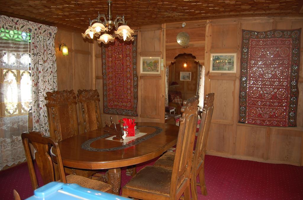 Готель White House Group Of Houseboats Срінагар Екстер'єр фото