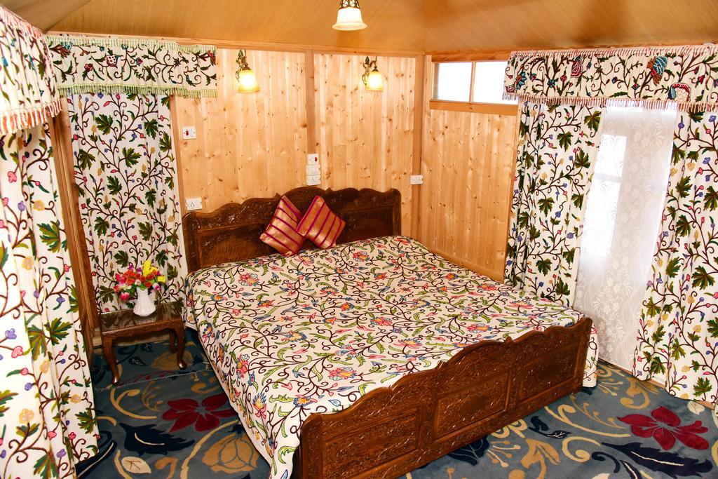 Готель White House Group Of Houseboats Срінагар Екстер'єр фото