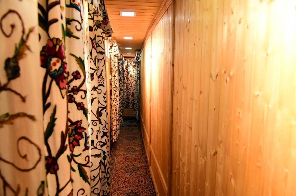 Готель White House Group Of Houseboats Срінагар Екстер'єр фото