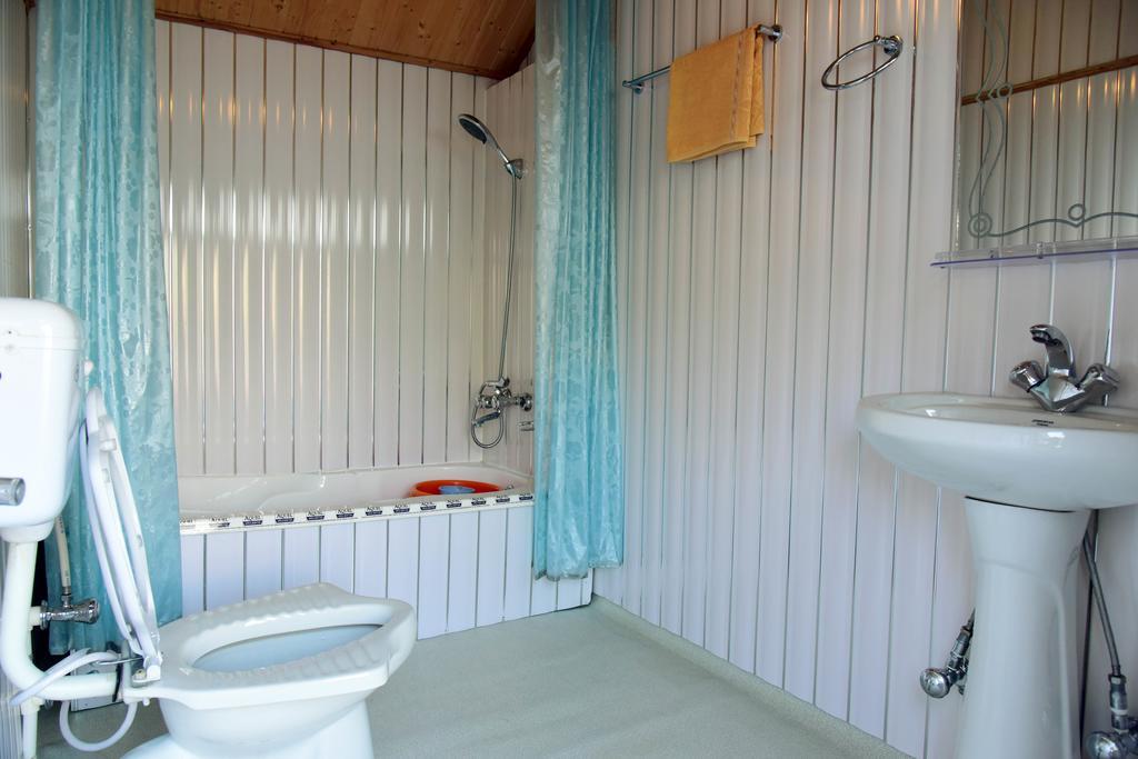 Готель White House Group Of Houseboats Срінагар Екстер'єр фото