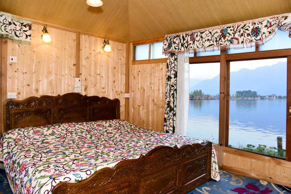 Готель White House Group Of Houseboats Срінагар Екстер'єр фото